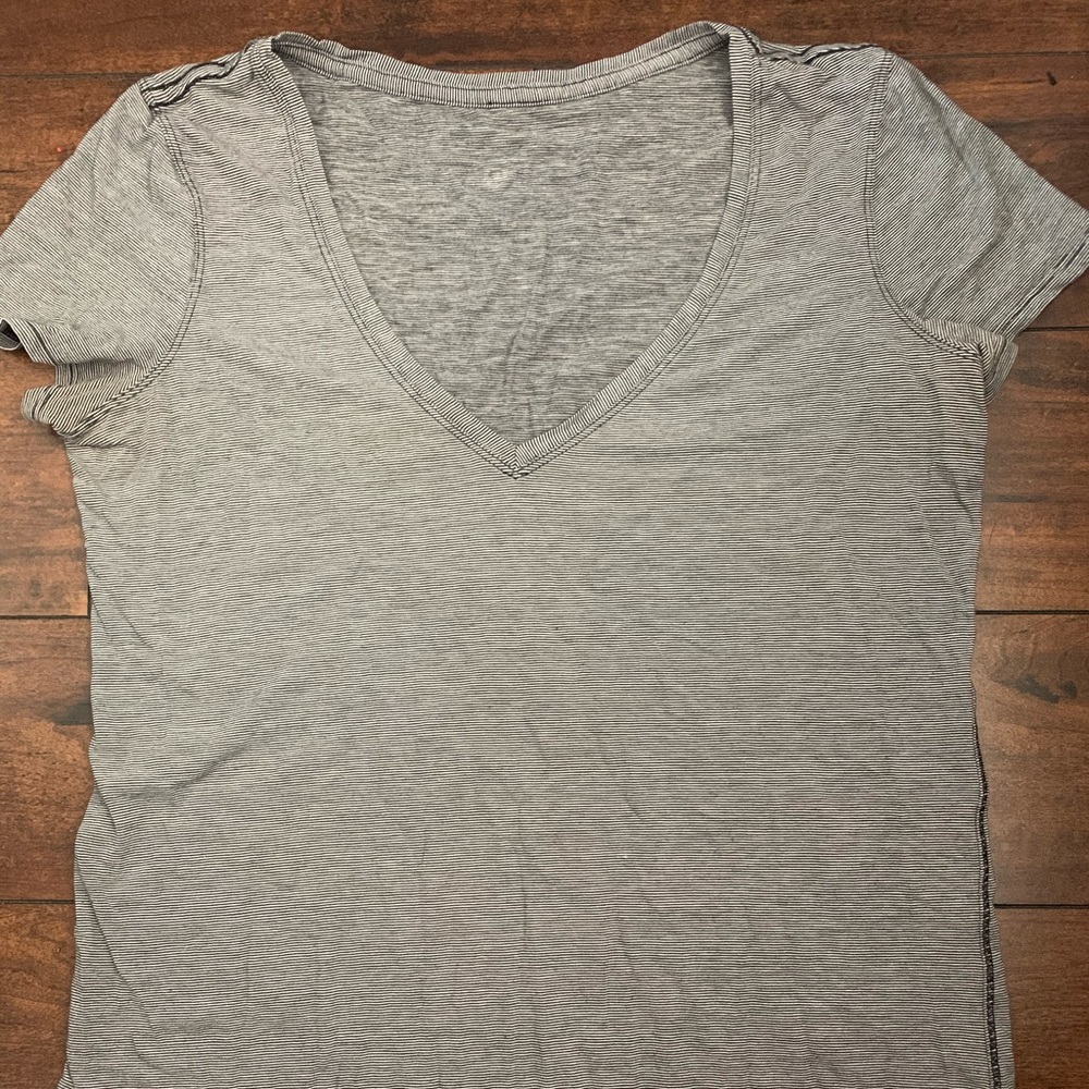Lululemon v neck shirt sleeve